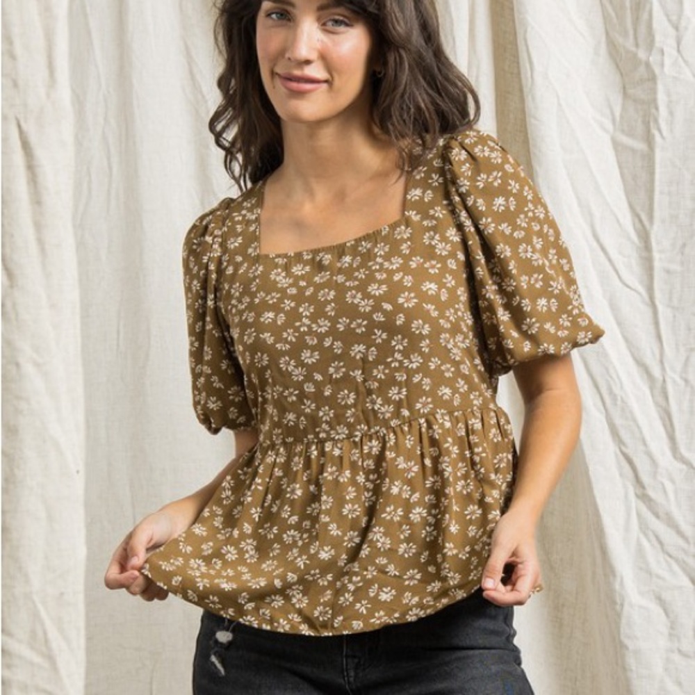 Boutique floral print top with square neckline and puffed sleeves